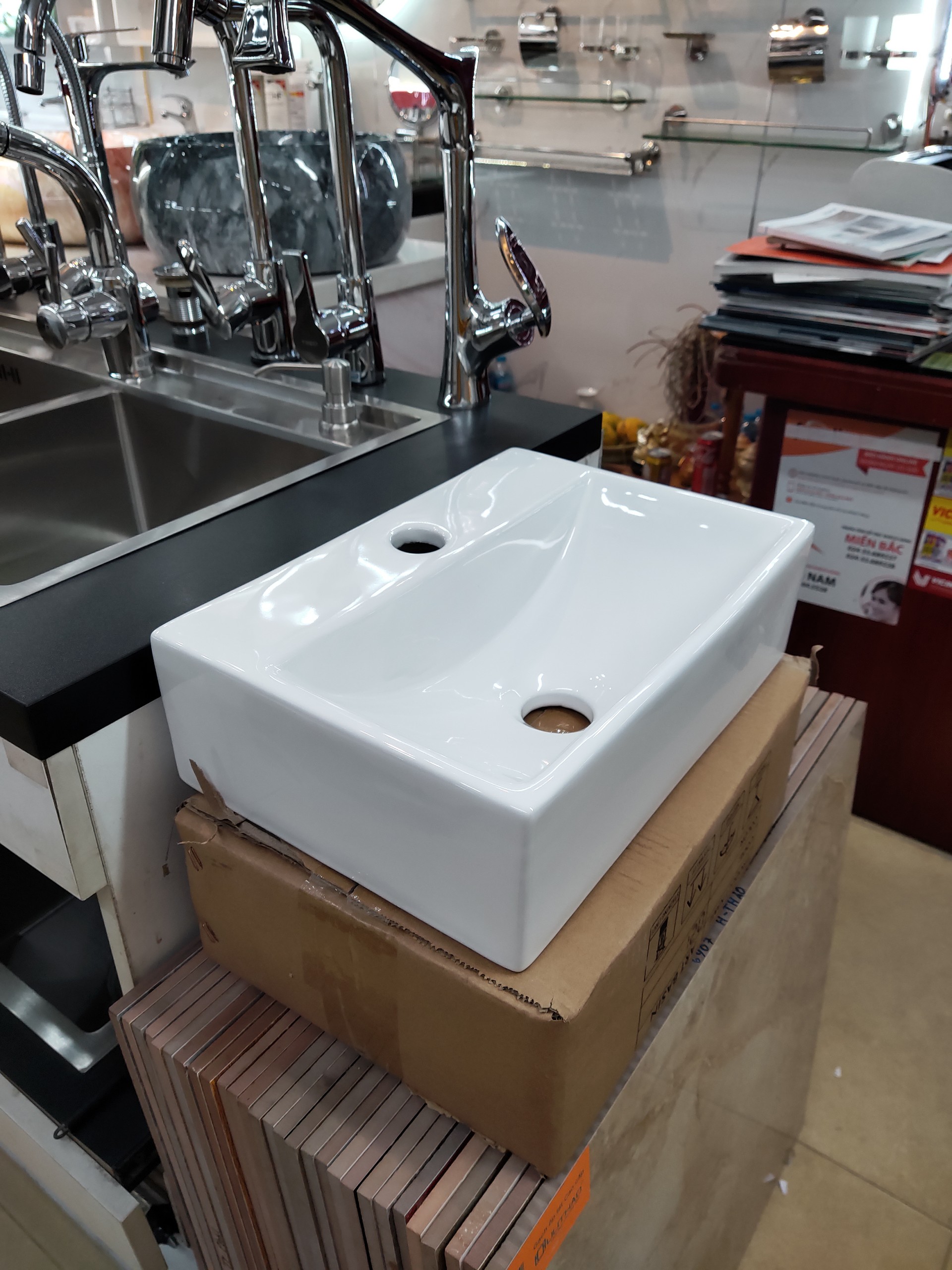 CHẬU LAVABO TREO TƯỜNG HÌNH CHỮ NHẬT HT3040 NHỎ GỌN
