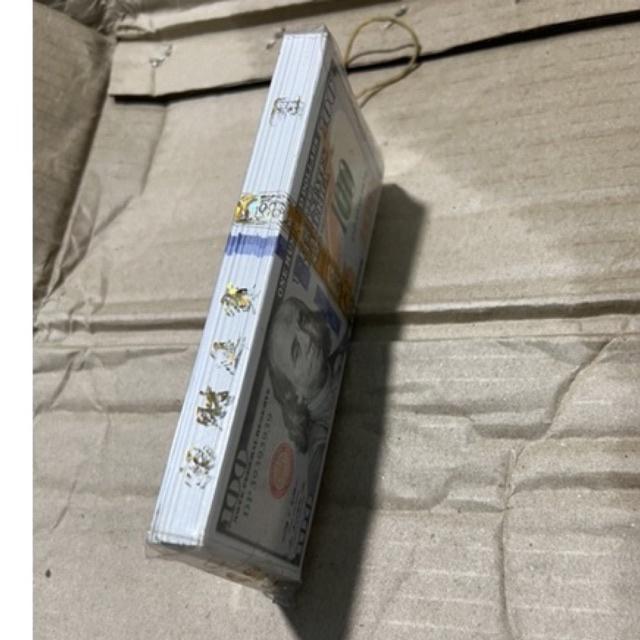 Một xấp đô la Mỹ giấy đẹp trong thờ cúng