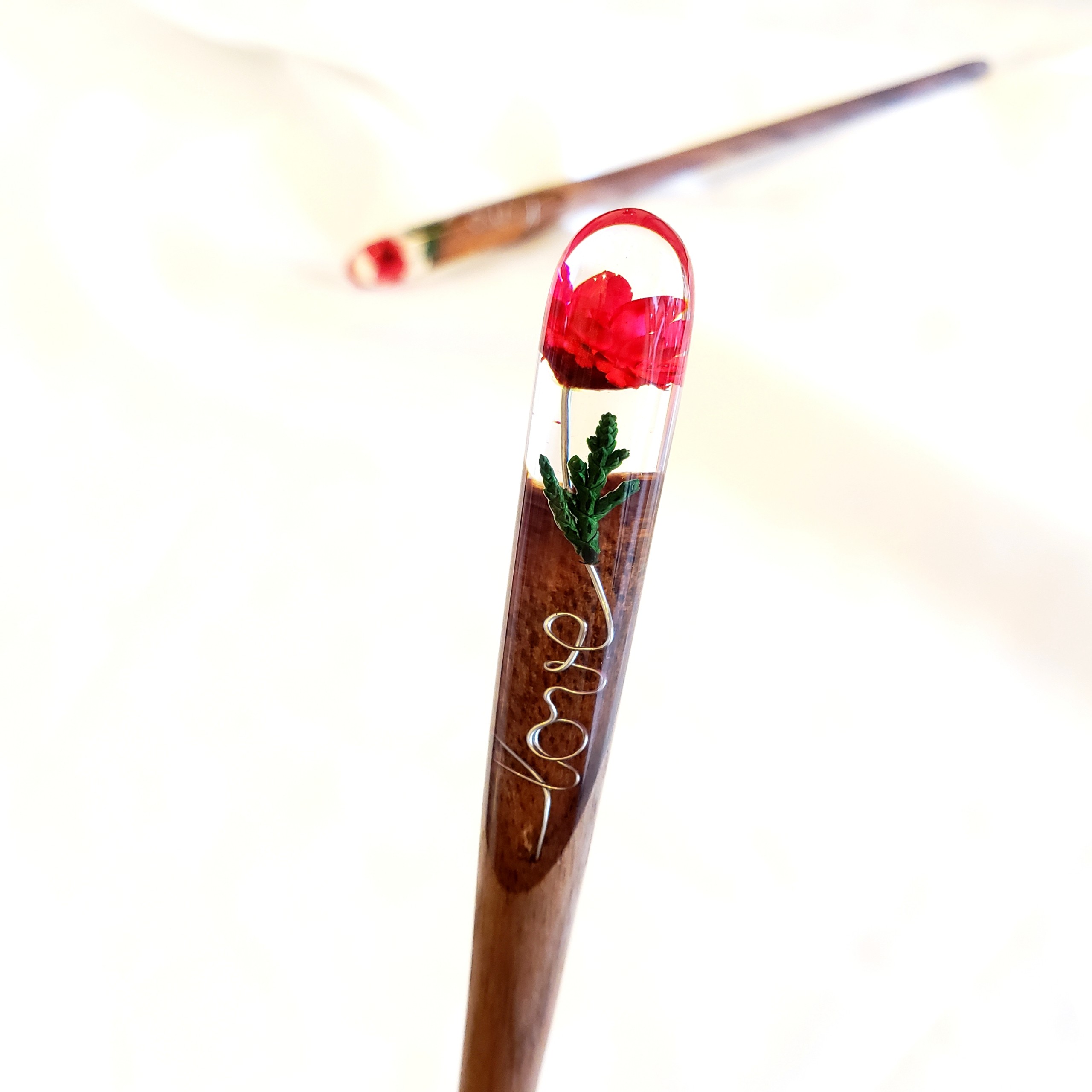 Trâm cài tóc gỗ- resin &amp; hoa snowy đỏ - love