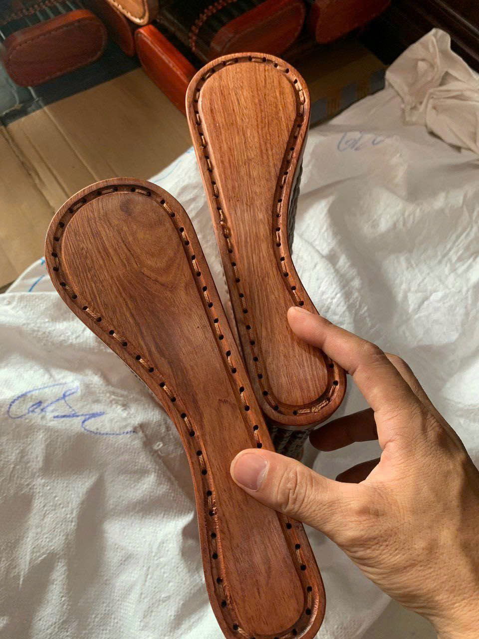 Gối Hạt Gỗ Bách Xanh , Gối Công Thái Học - Kích Thước 36cmx24cmx8/4cm Hỗ Trợ Ngủ Sâu Cải Thiện Lưu Thông Máu Giảm Đau Cổ Vai Gáy