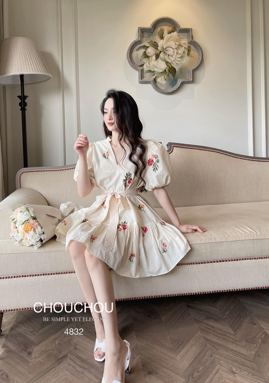 Đầm xòe be hoa đỏ cổ V dây đai 2 lớp DN687