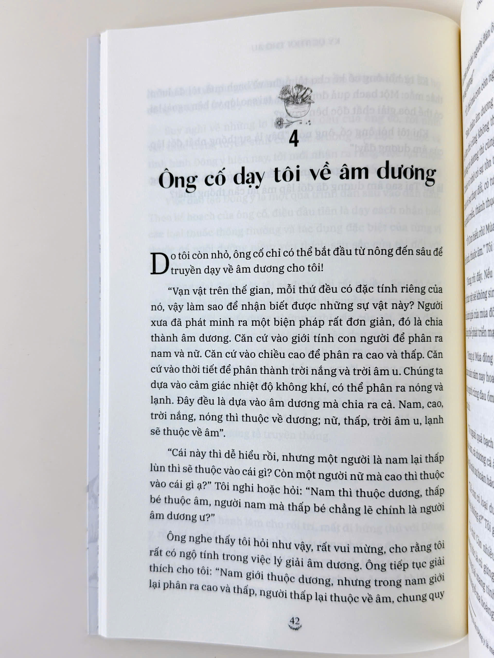 Sách - Đông Y Chi Lộ - Quá Trình Trưởng Thành Của Một Bác Sĩ Đông Y Truyền Thống - Bìa Mềm