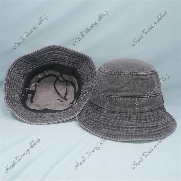 Nón tai bèo jean hàng quảng châu vòng đầu 58-59cm, mũ bucket vành rộng 6,5cm có may quai gắn chữ D bên hông phía trong có dây rút giảm size vải jean oát - Đen