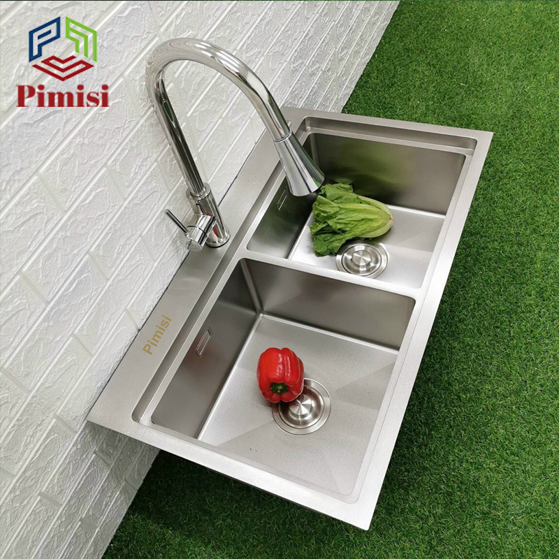 Chậu rửa bát chén inox 304 Pimisi đúc 2 hố cân kiểu 2 tầng giật cấp, kích thước bồn rửa bậc thang 78x43 và 82 x 45 cm thép không gỉ sus 304 cao cấp đầy đủ xi phông loại to và kèm rổ đựng, gắn bàn đá hoặc để kệ giá dàn bếp | Hàng chính hãng