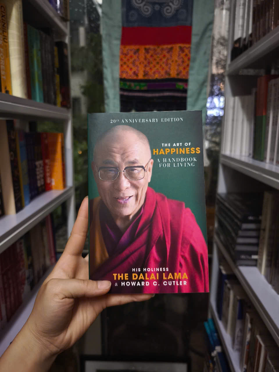 Sách - The Art of Happiness a Handbook for Living by Dalai Lama -  Philosophy /Spirituality/ Self Help in English