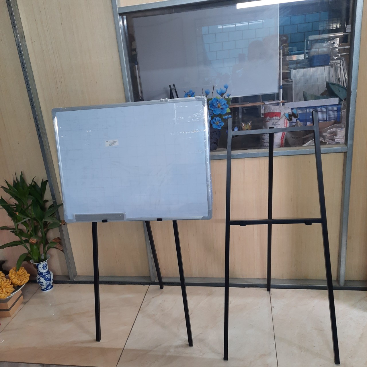 Giá vẽ tranh 1.2m- Giá Đỡ Bảng Viết Bằng Sắt