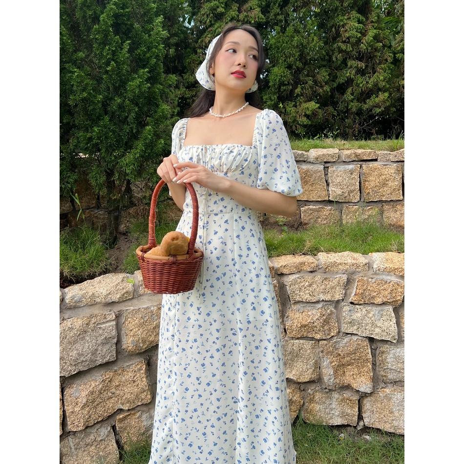 KIOBI – Đầm Chloris form midi ôm cúp ngực, tay phồng ngắn cổ điển, tùng xẻ, lưng thun, vải cotton hoa xanh - KID224169HX