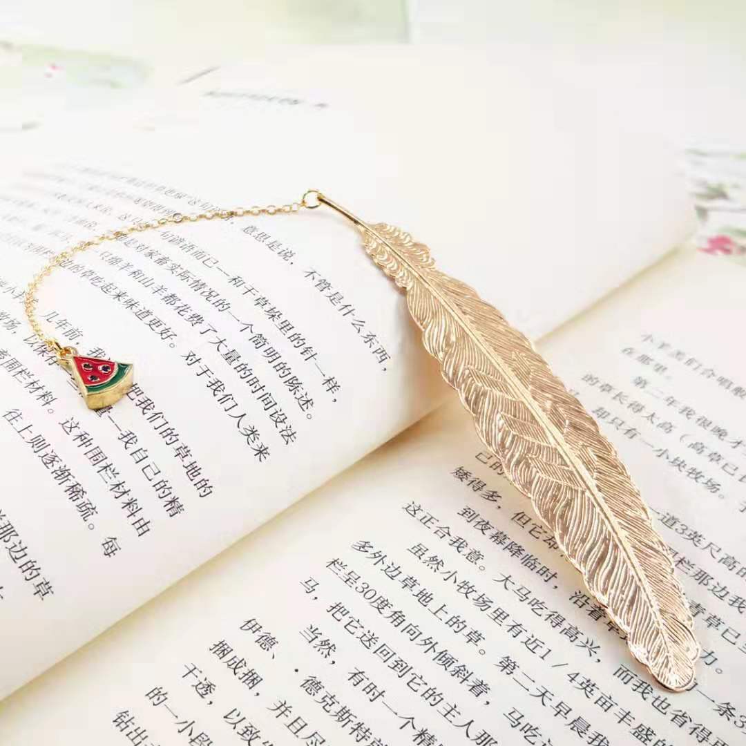 Bookmark Kim Loại Đánh Dấu Sách Hình Lông Vũ Dây Treo - Dưa Hấu