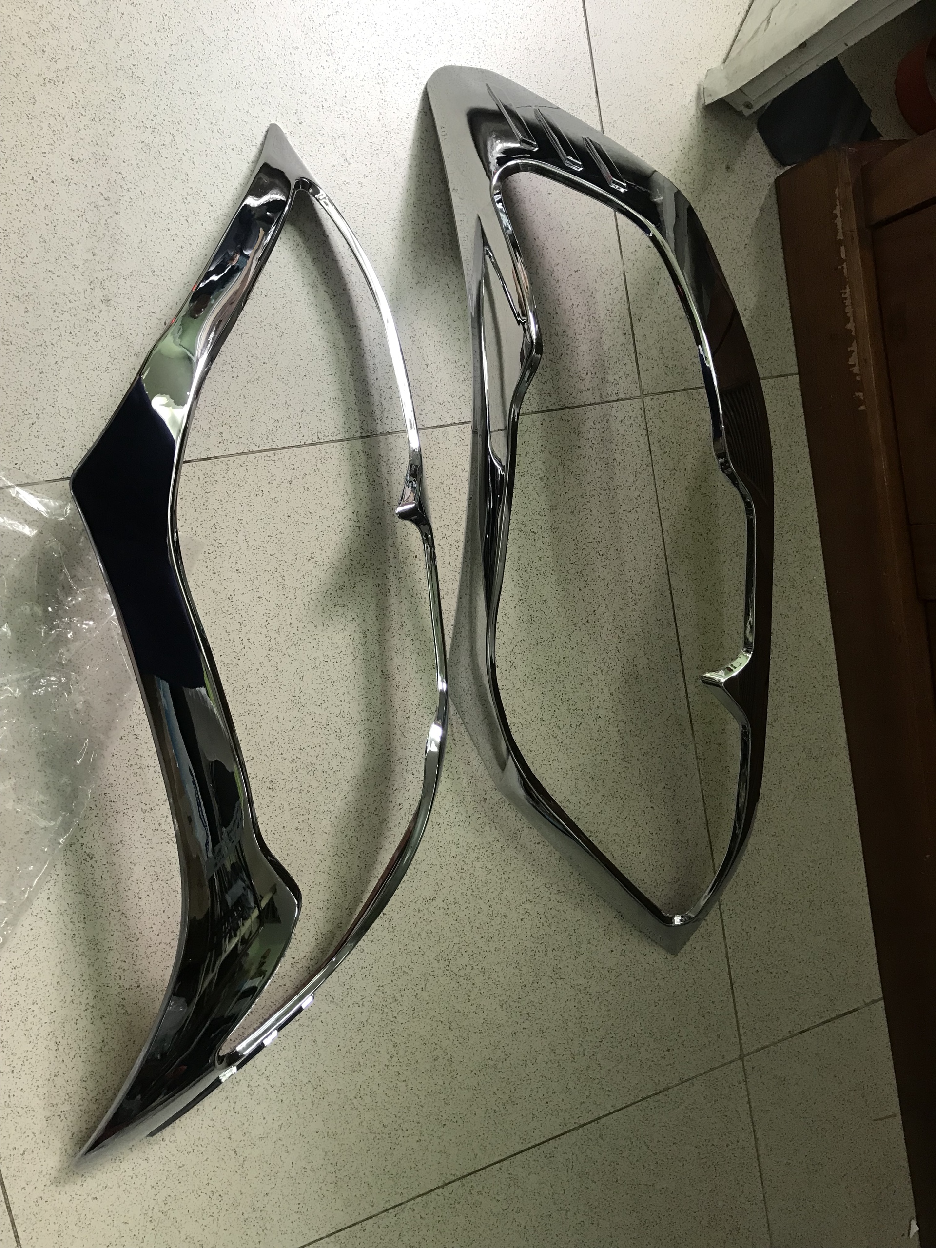 Bộ ốp trang trí viền đèn pha dành cho xe Toyota Fortuner 2013-2015