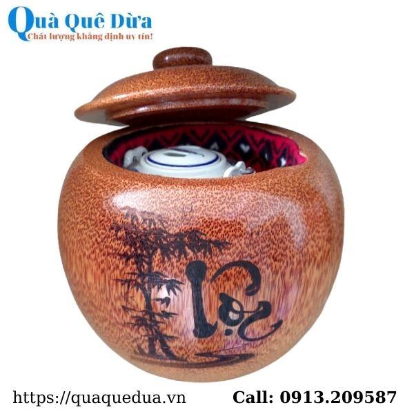 Bộ Bình Trà Gỗ Dừa Gọn Đẹp Khắc Hoa Văn Lồng Chữ Lộc Và Bình Trà 700 - 950ml - Sản Phẩm Được Sản Xuất Tại Bến Tre