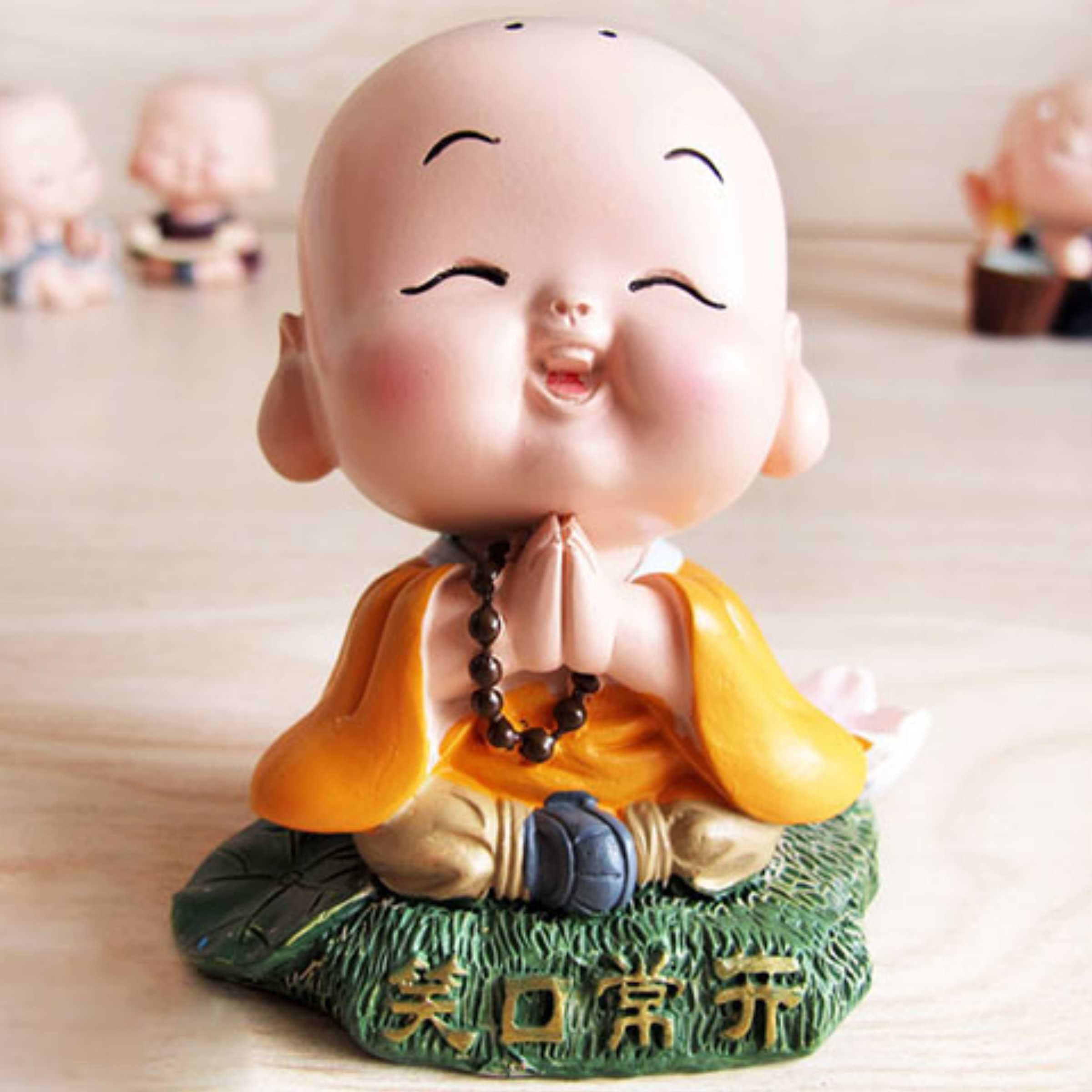 Tượng chibi chú tiểu tươi cười bên hoa sen