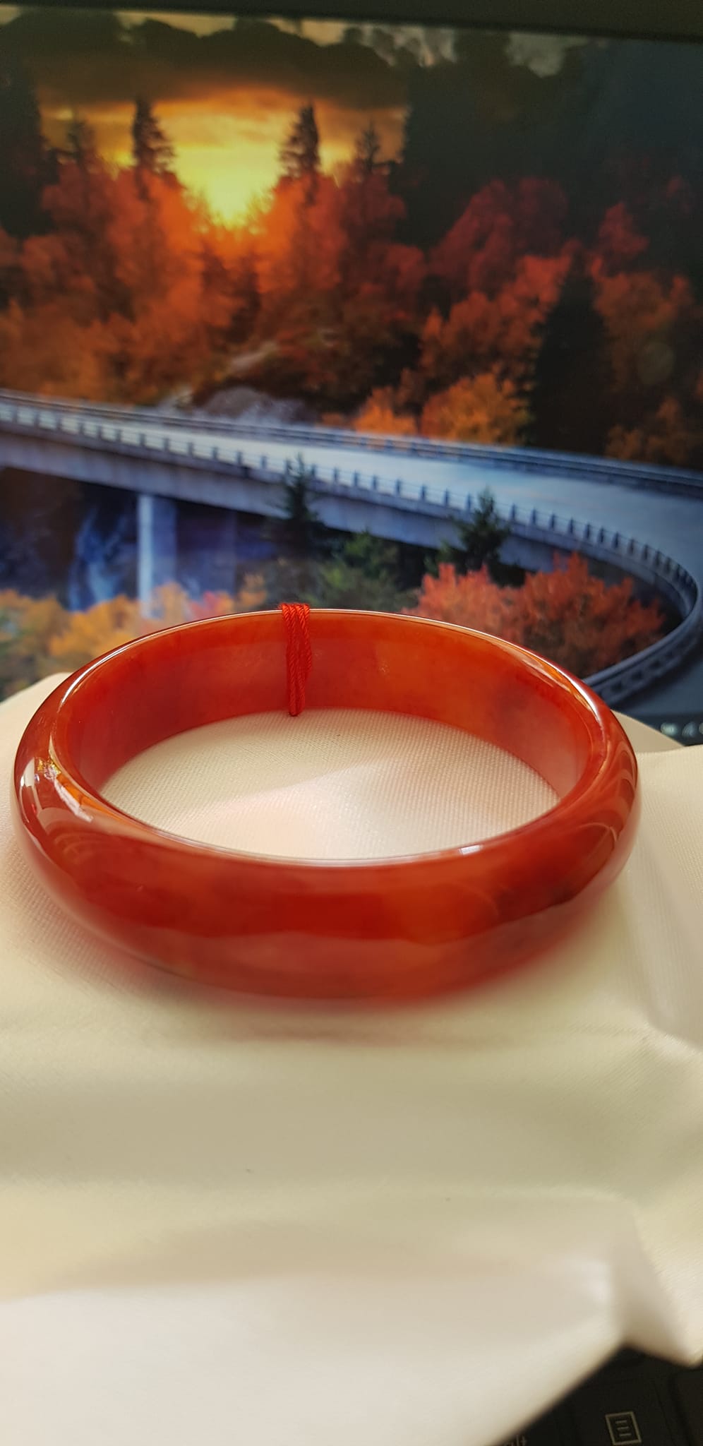 Vòng tay phong thuỷ Đá Cẩm Thạch mới Bản Hẹ Đỏ 58mm x cao 15mm x dầy 7mm Vòng màu đỏ cam tươi bóng đẹp chuẩn hợp nữ mệnh hỏa mệnh thổ Nữ nặng 56kg - 66kg đeo đẹp ạ