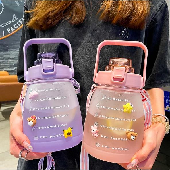BÌNH ĐỰNG NƯỚC 1300ML DỄ THƯƠNG CÓ VẠCH BÁO NHẮC NHỞ GIỜ UỐNG NƯỚC TÍCH HỢP ỐNG HÚT VÀ DÂY ĐEO TIỆN LỢI