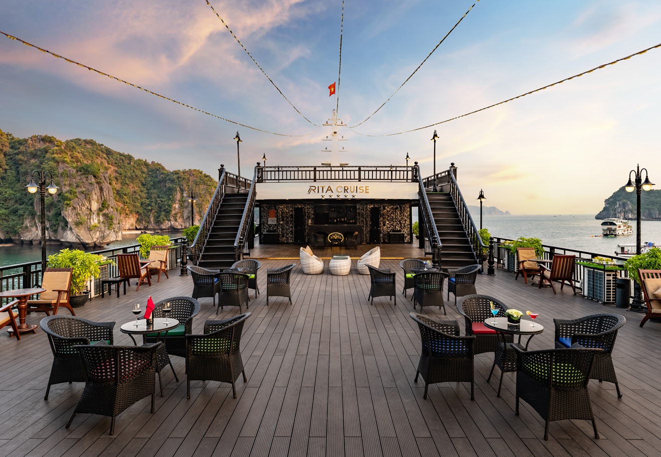 Voucher 2N1Đ Ngủ Đêm Trên Du Thuyền 5 sao Rita Cruise Sang Trọng Tại Vịnh Hạ Long