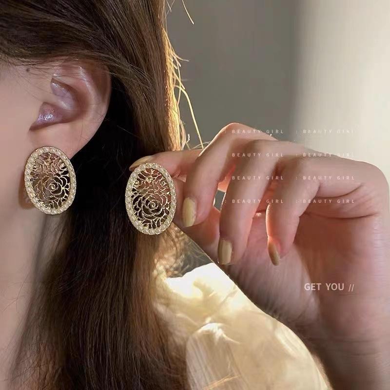 Hoa tai hình hoa khắc nổi đính hạt nhựa phong cách thanh lịch- Arora boutique