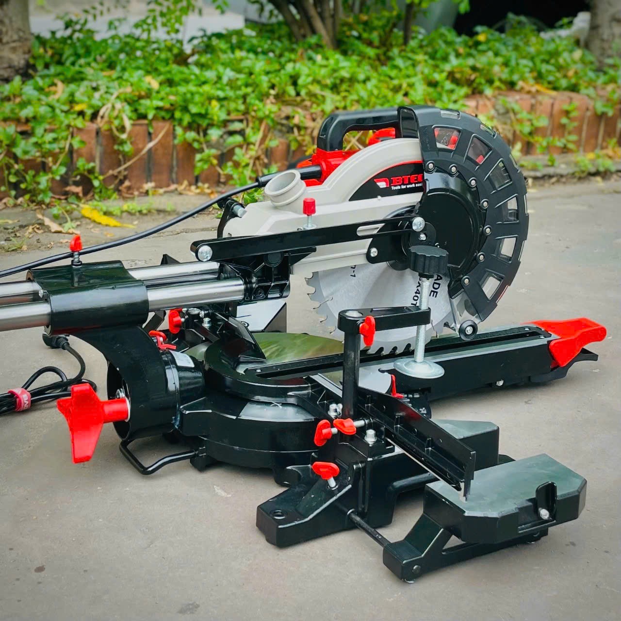 MÁY CẮT ĐA NĂNG THANH TRƯỢT BTEC BT1030 - HÀNG CHÍNH HÃNG + TẶNG LƯỠI CẮT 255M + TẶNG 3 BAO TAY TOLSEN 45006