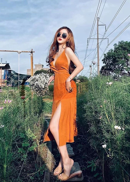 Đầm Maxi Lụa Mềm Mại 2 Dây Hở Lưng Thắt Nơ Duyên Dáng