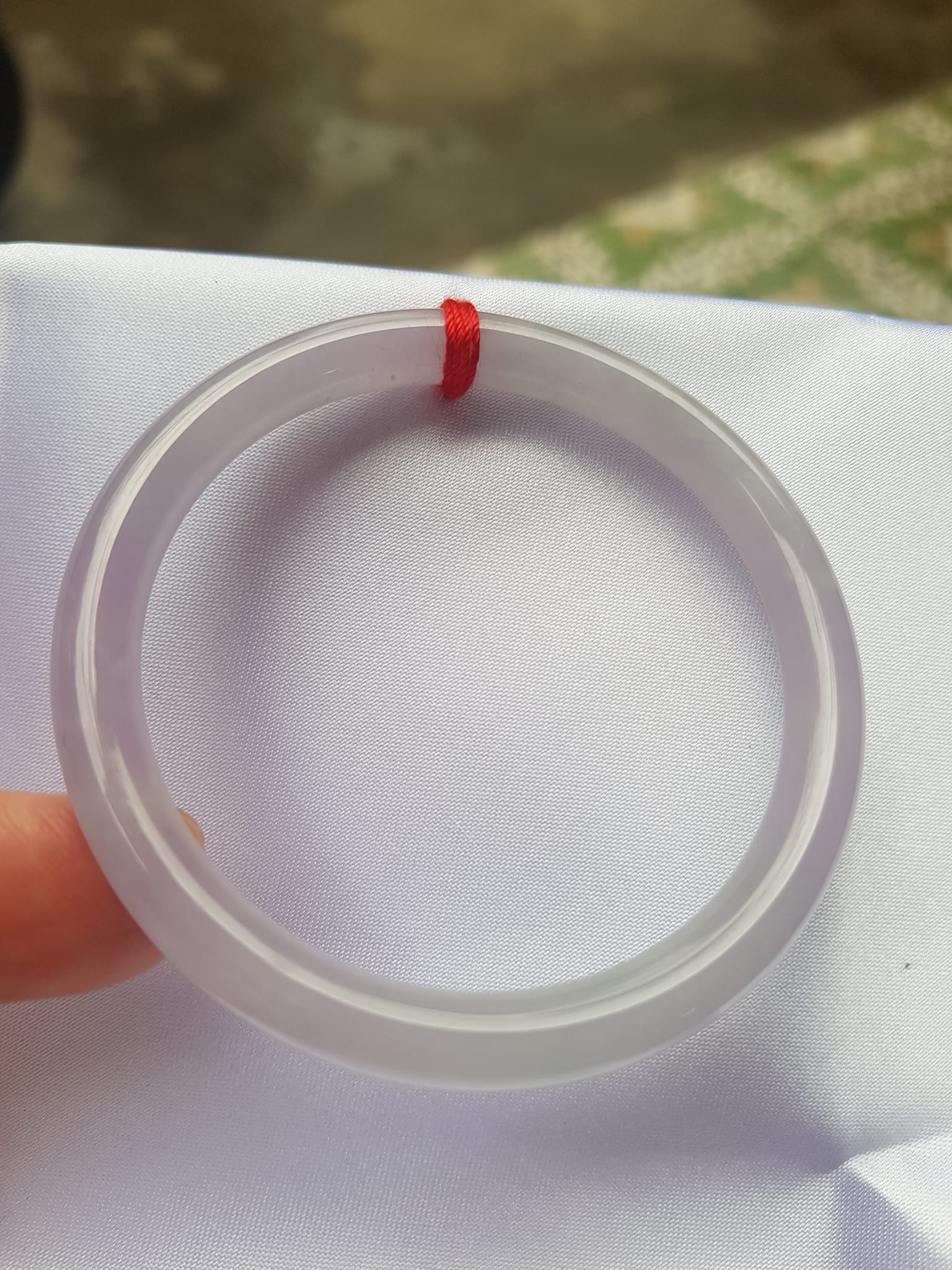 Vòng cẩm thạch Trắng Tím A 48mm x cọng mỏng nhỏ 6mm Màu trắng tím nhẹ 2 bên Nữ mệnh kim thủy tay nhỏ 35kg - 48kg đeo ạ
