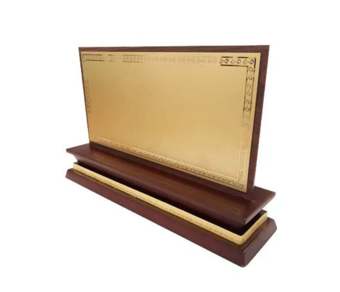 Bảng chức danh đế gỗ hoa văn DG07-D 330x60mm mặt inox không nội dung 294x140mm