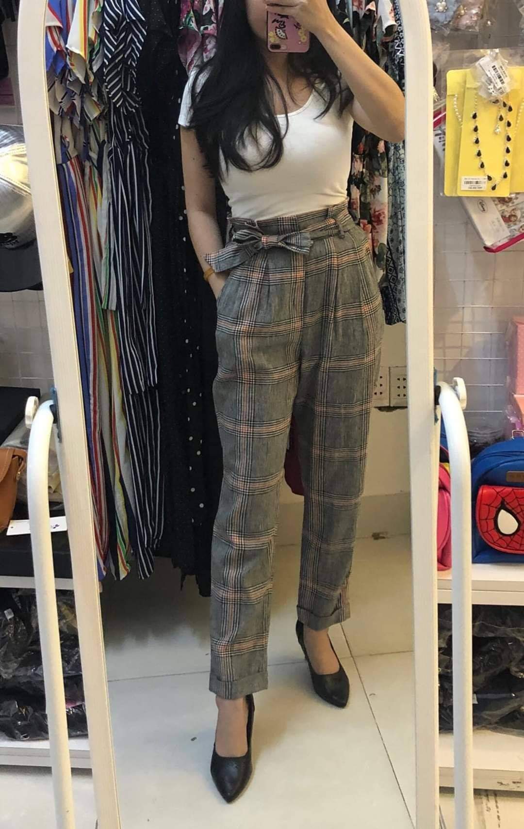 Áo thun nữ Rosa Vivi màu basic trơn cổ U