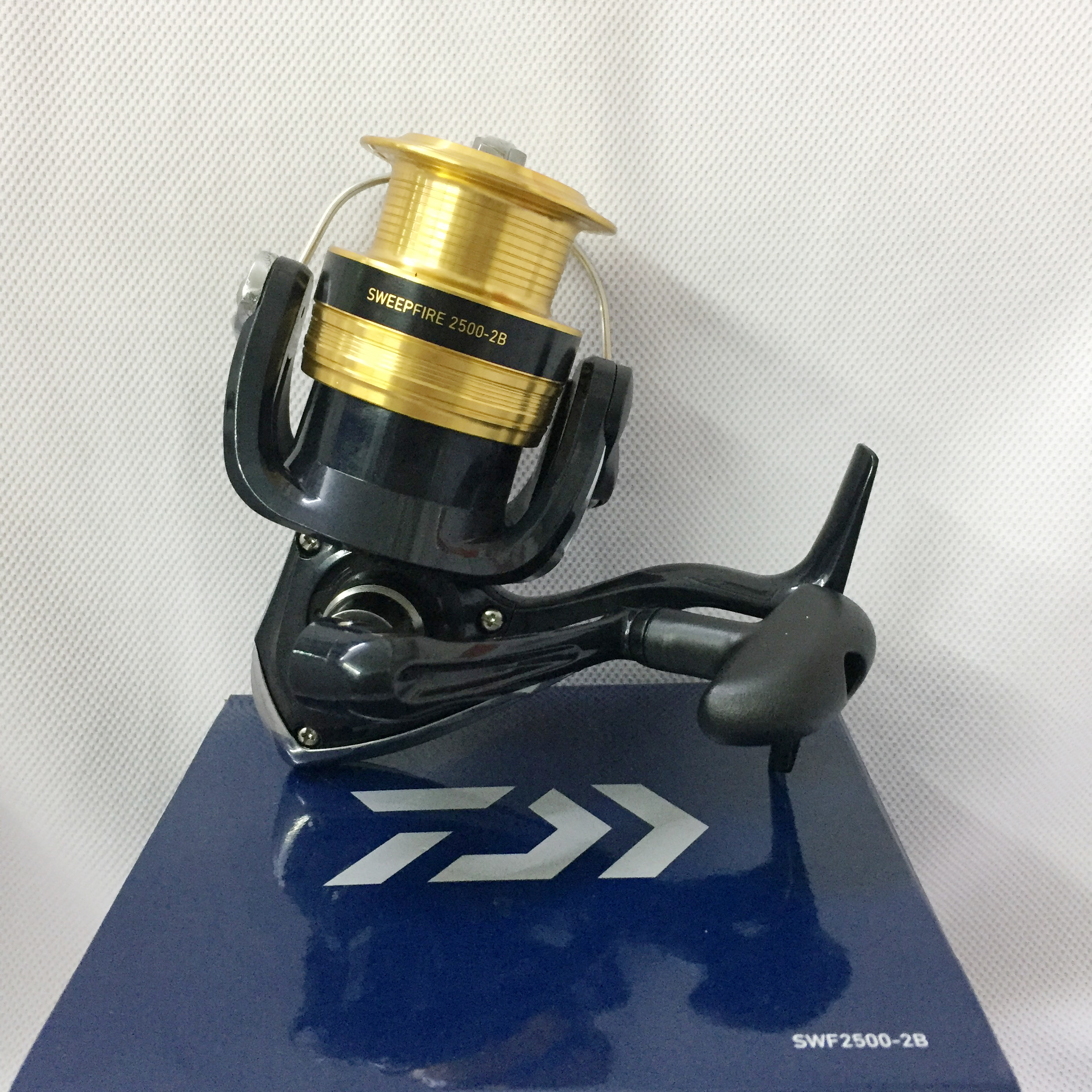 Máy câu cá Daiwa Sweepfire 2500