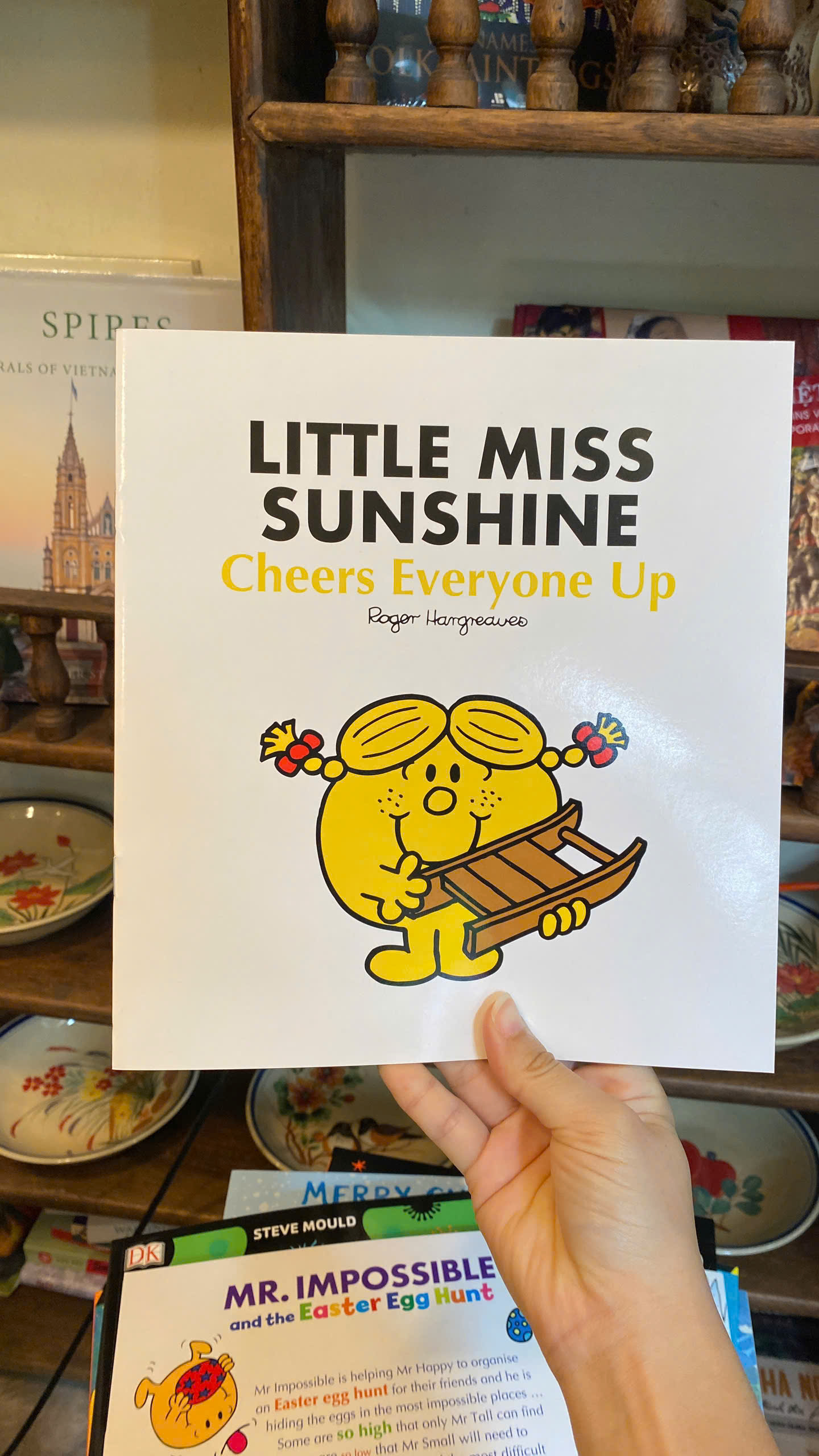 Sách - Little Miss Sunshine Cheers Everyone Up by Roger Hargreaves
