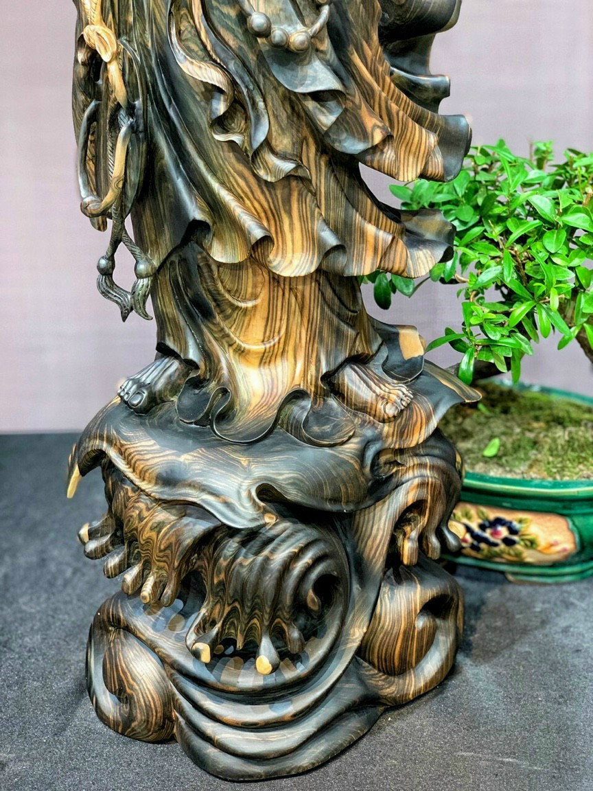 Tượng đạt ma sư tổ bằng gỗ mun hoa đục kỹ đẹp long lanh kt cao 83×26×20cm