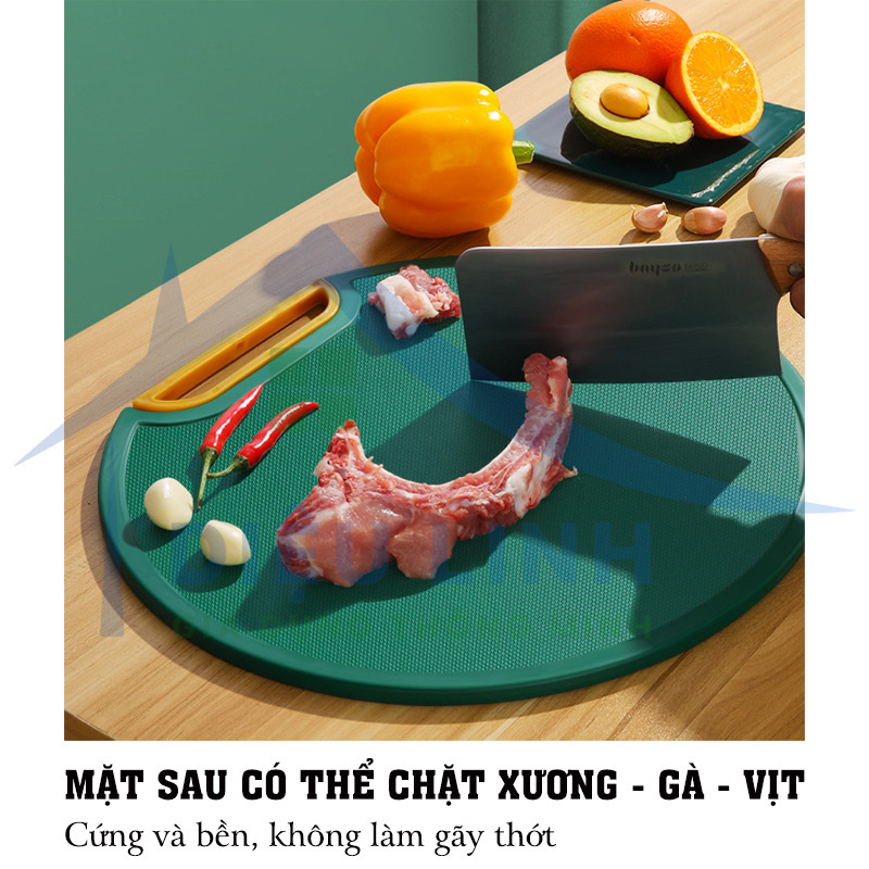 Thớt xanh , thớt nhựa tròn , kháng khuẩn có tay cầm, thiết kế các đường gân giúp không để lại vết cắt , chống mốc , chống trơn trượt , xoay 360 độ dễ dàng vệ sinh vô cùng tiện lợi