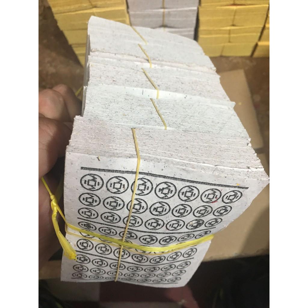 Một xấp giấy tiền trắng trong thờ cúng
