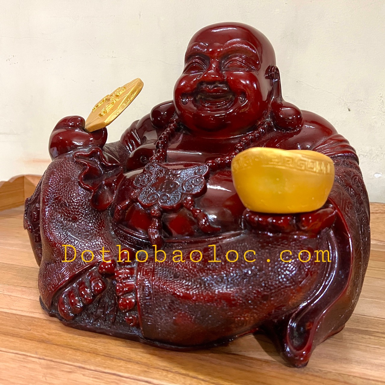 Tượng Di Lặc bột đá màu gỗ tay cầm quạt và thỏi vàng cao 27cm