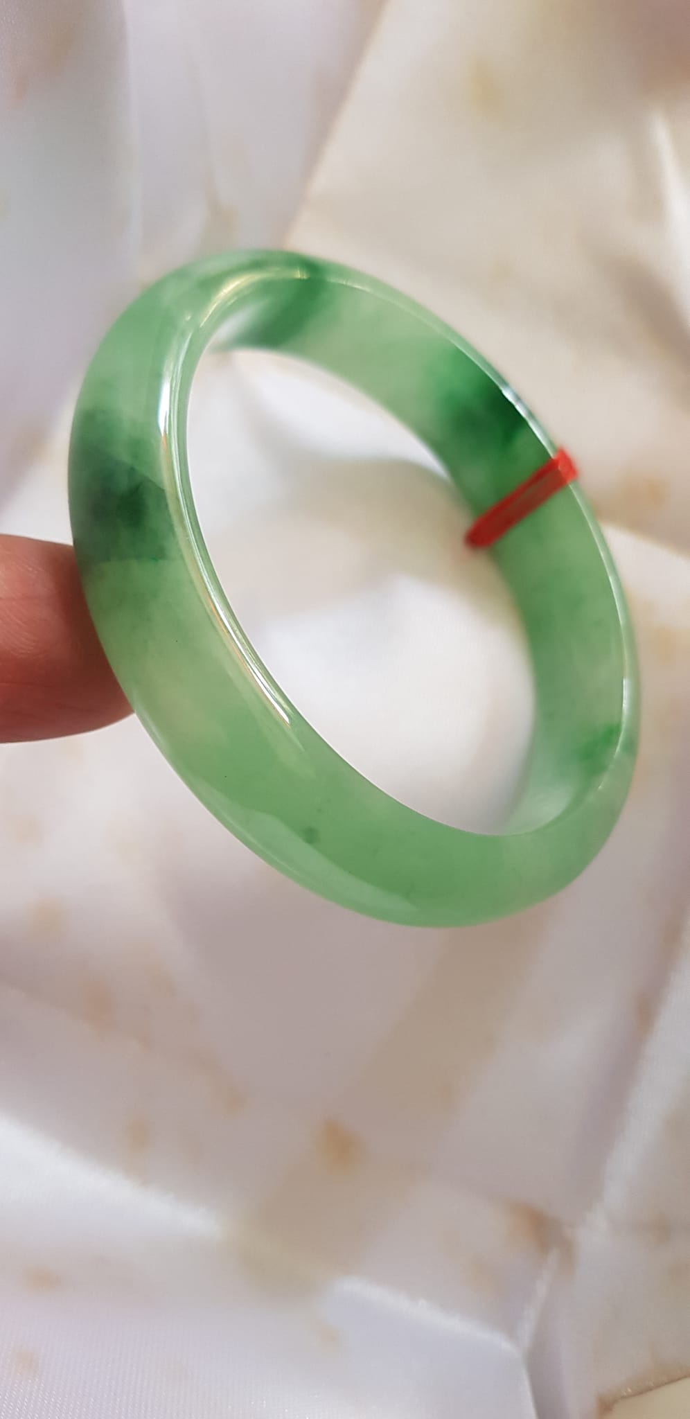 Vòng Cẩm Thạch tự nhiên Bản Hẹ Sịn size 53mm x cao 12mm x dầy 7mm màu xanh lý tươi bóng đẹp nữ 51kg - 56kg đeo ạ