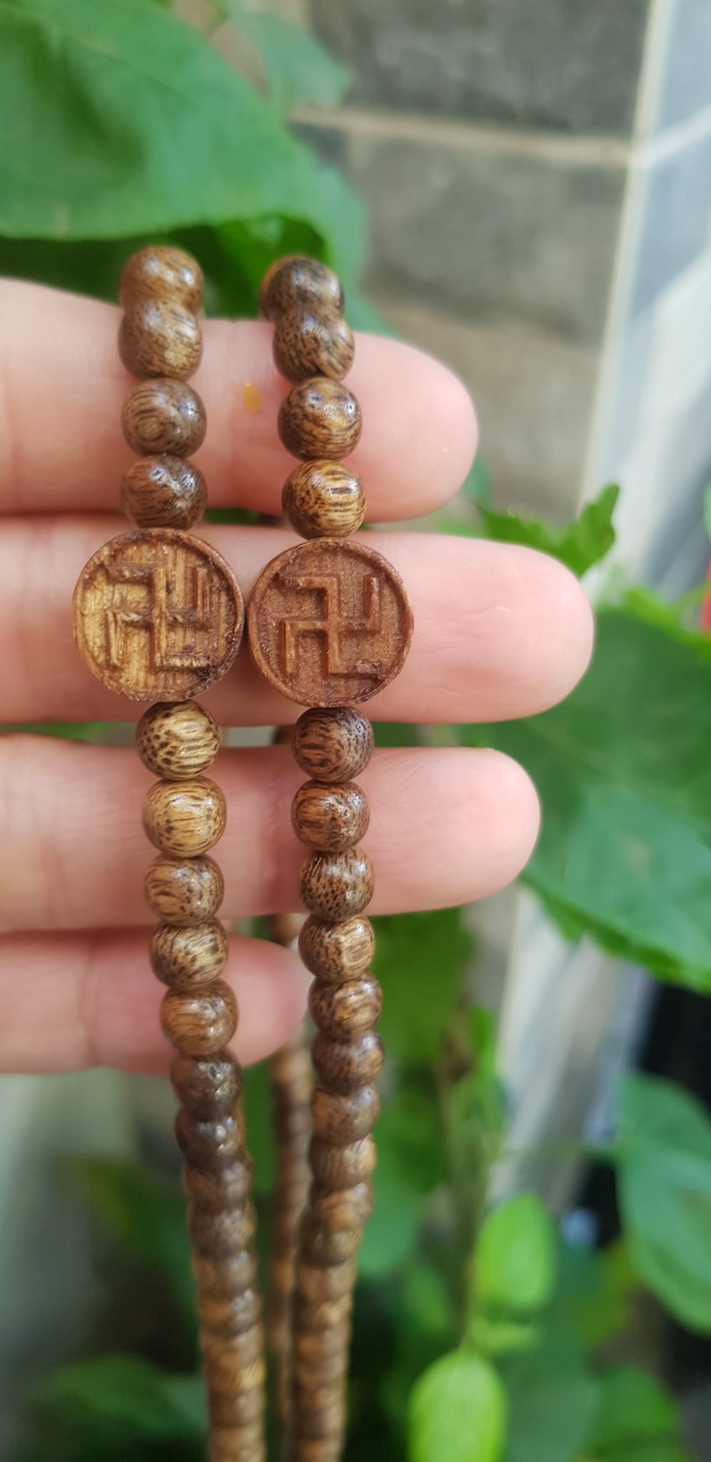 Vòng tay nữ gỗ trầm charm phối chữ Vạn kiểu đeo quấn tay 4 vòng Size hạt 6mm thơm nhẹ đeo tay Ý nghĩa Vạn sự như ý may mắn rất đẹp ạ