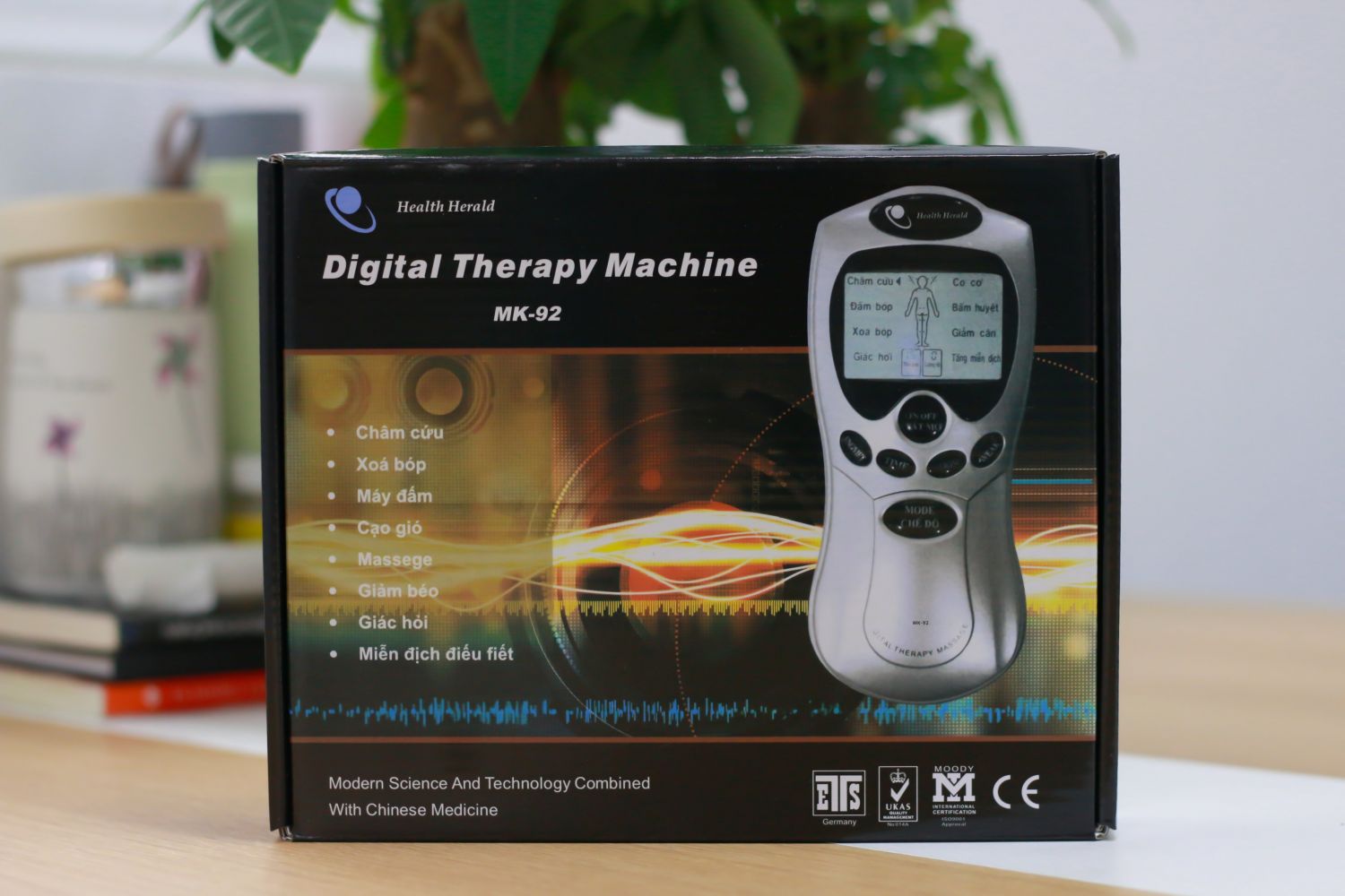 Combo máy massage vật lý trị liệu cổ vai gáy 4 miếng dán và máy massage mặt dùng pin