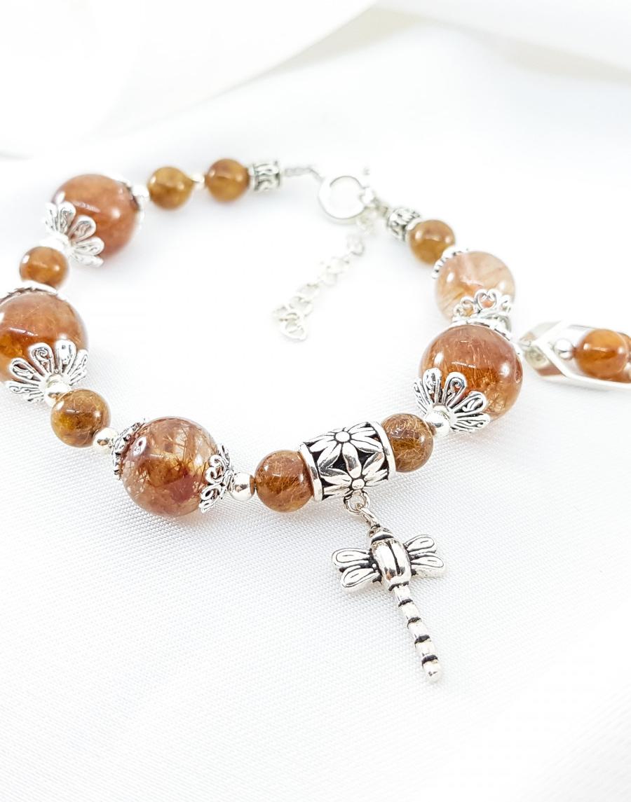 Vòng tay mệnh thổ, kim đá thạch anh tóc nấu mix charm chuồn chuồn+ chiếc lá