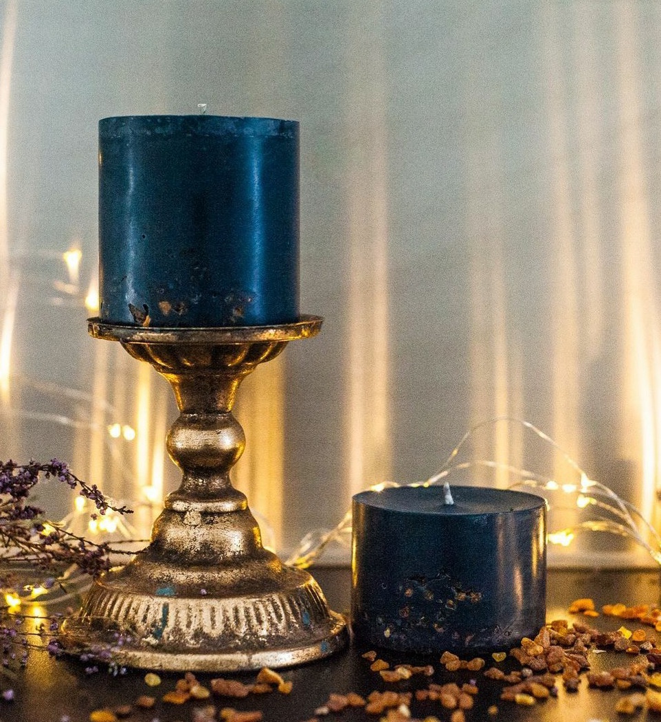 Nến thơm cao cấp bằng sáp đậu nành có màu xanh lam đậm, hương thơm của đá hổ phách và chanh vàng , được trang trí bằng những miếng hổ phách thật, 250ml