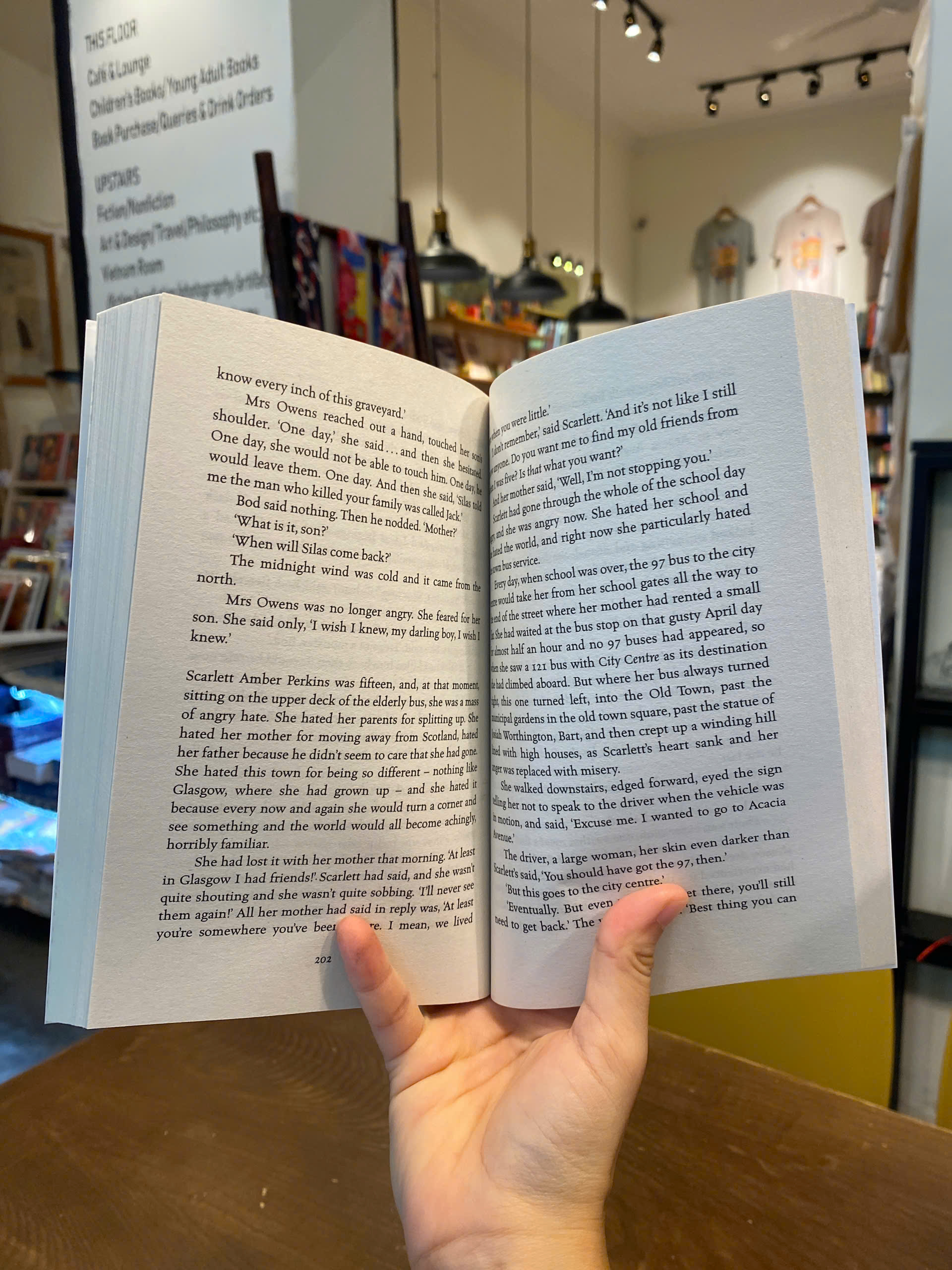 Sách - The Graveyard Book by Neil Gaiman | Fantasy / Young Adult Fiction / Ngoại văn Nhập khẩu