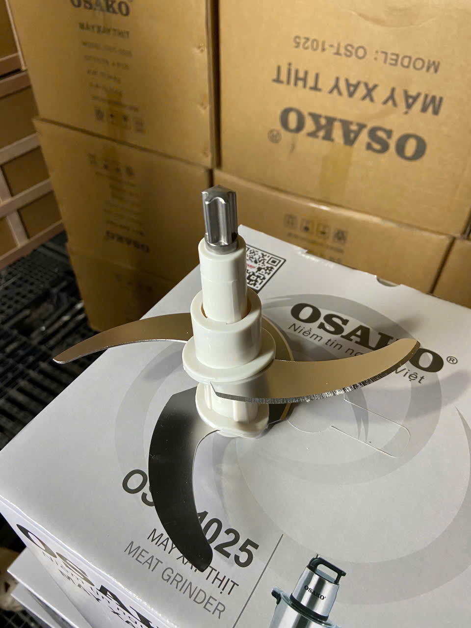 Máy Xay Thịt 5.8L Công Suất 950W Osako OST-1025 Cối Inox Xay Công Nghiệp Cho Quán-Kèm Lưỡi Dao Dự Phòng - Hàng Chính Hãng