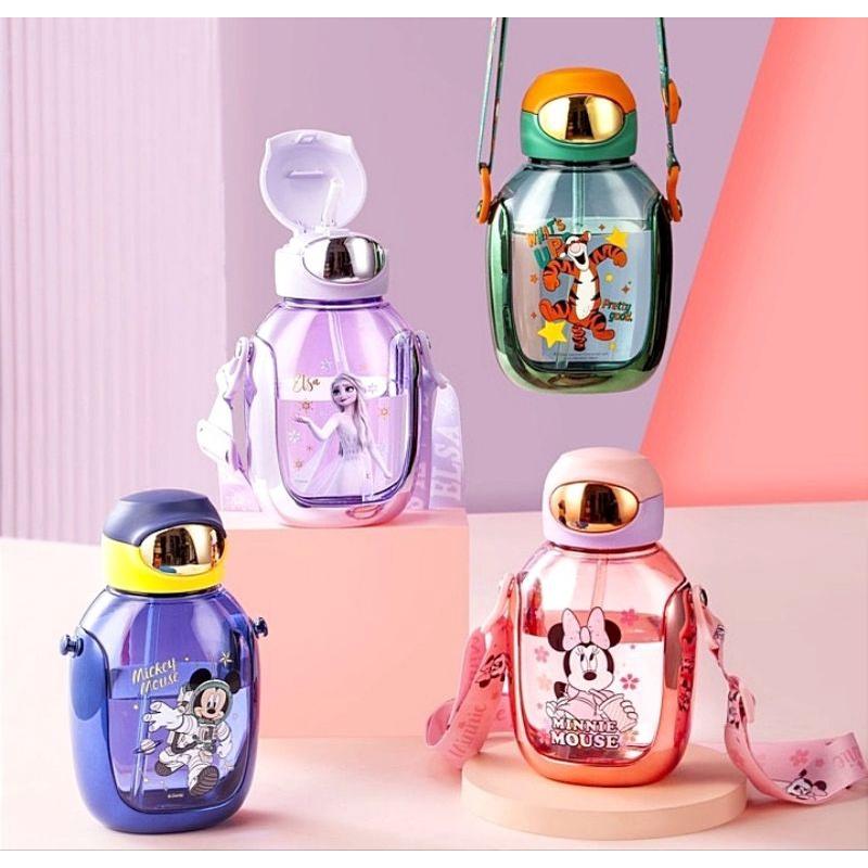 Bình nước siêu đẹp hàng DlSNEY. Có ống hút và dây đeo chéo rất đẹp.Ốp 2 bên viền chắc chắn