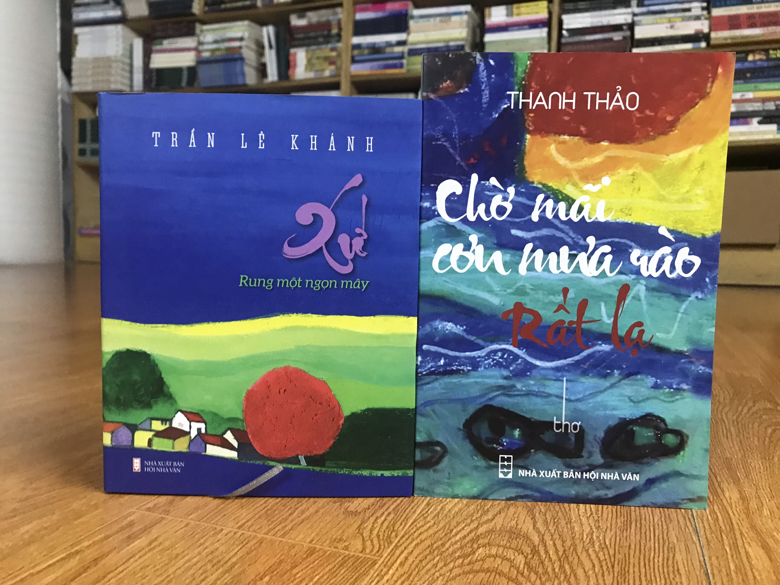 Combo thơ hay: XỨ RUNG MỘT NGỌN MÂY - CHỜ MÃI CƠN MƯA RÀO RẤT LẠ (tặng kèm bookmark)