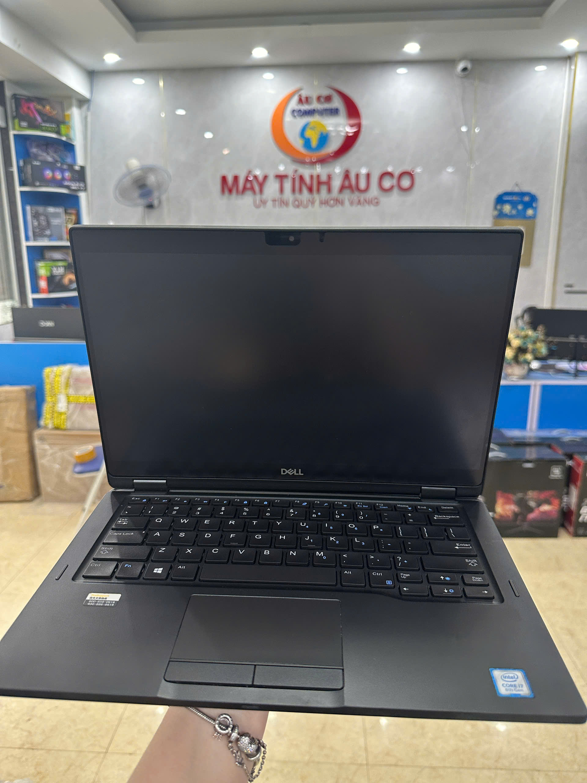 Dell Latitude 7390 2in1 | Core i7, RAM 16GB, SSD 512G, 13.3inch Full HD, màn cảm ứng - Hàng chính hãng