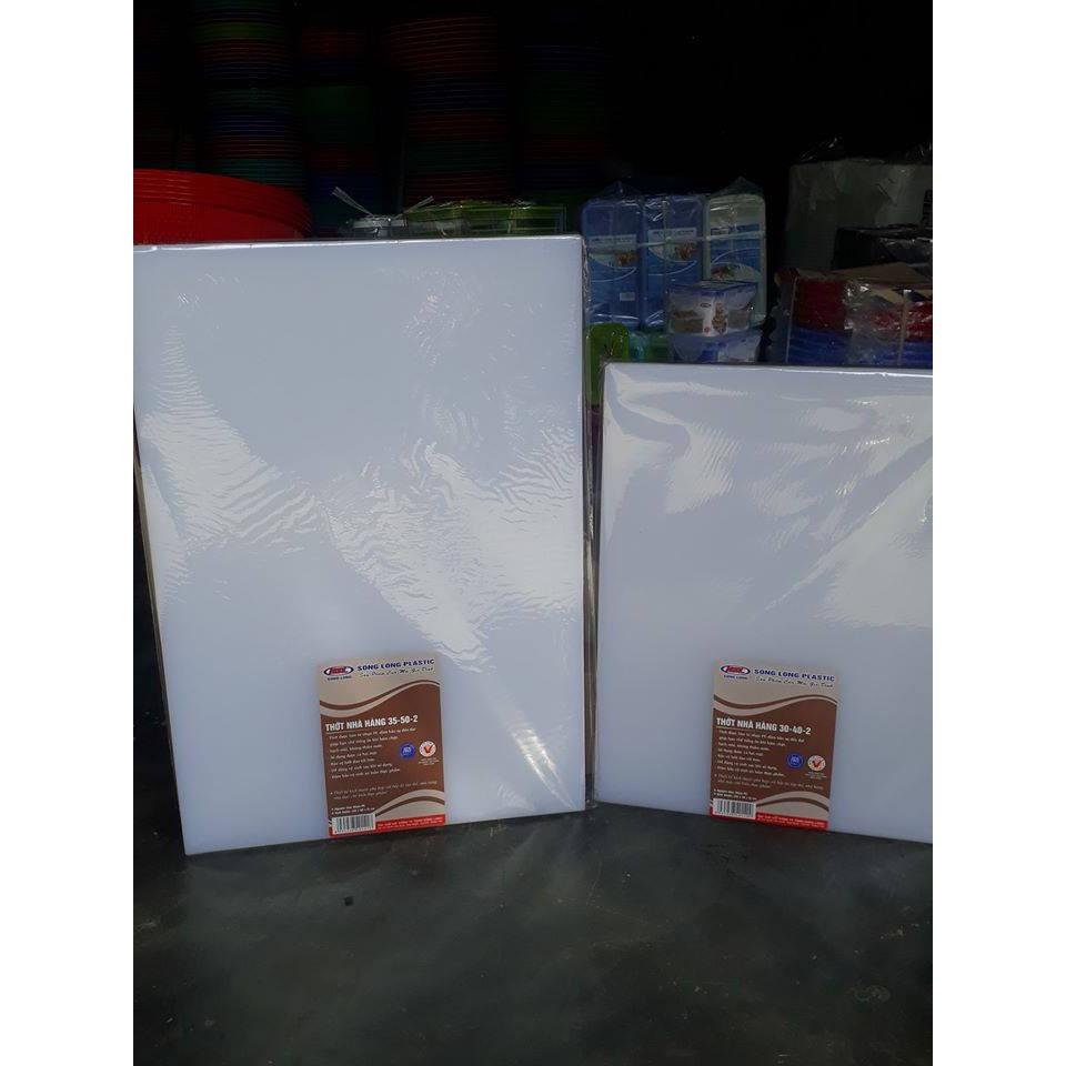 Thớt nhựa màu trắng dành cho nhà hàng quán ăn daỳ 2cm có lỗ treo