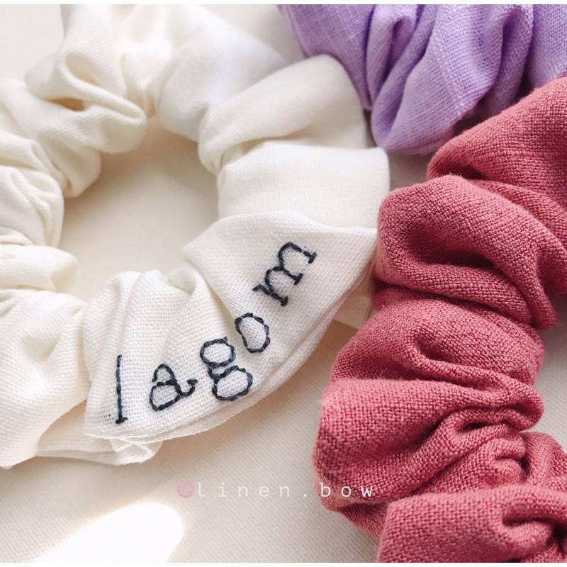 Scrunchies thêu chữ tối giản