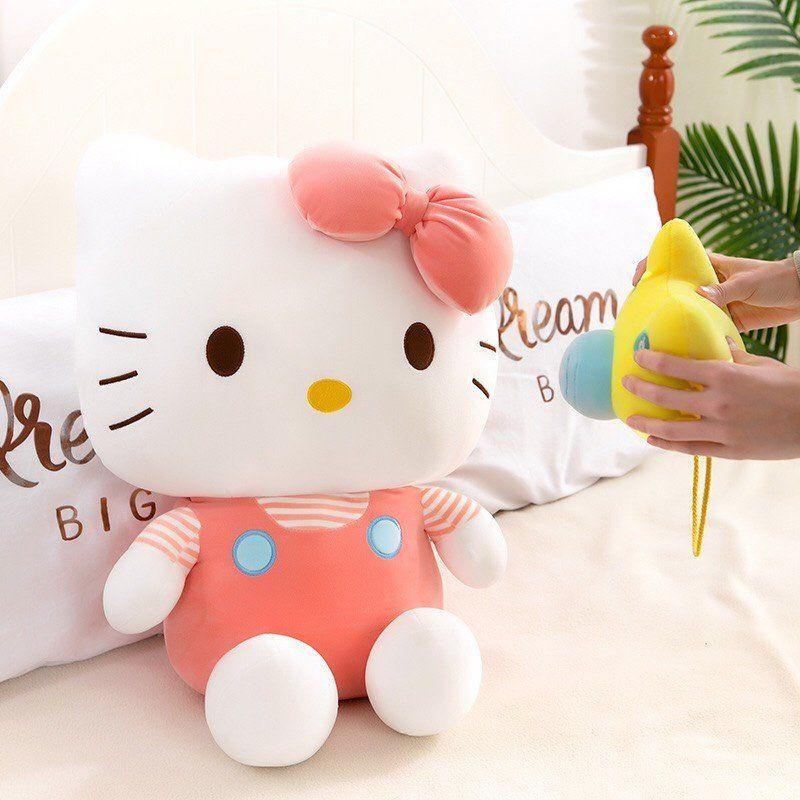 BÔNG KITTY/ GẤU BÔNG HÌNH KITTY CHO BÉ MẪU KITTY ĐEO MÁY ẢNH MẶC ÁO ĐI DU LỊCH SIZE 35CM (trái dâu tây)