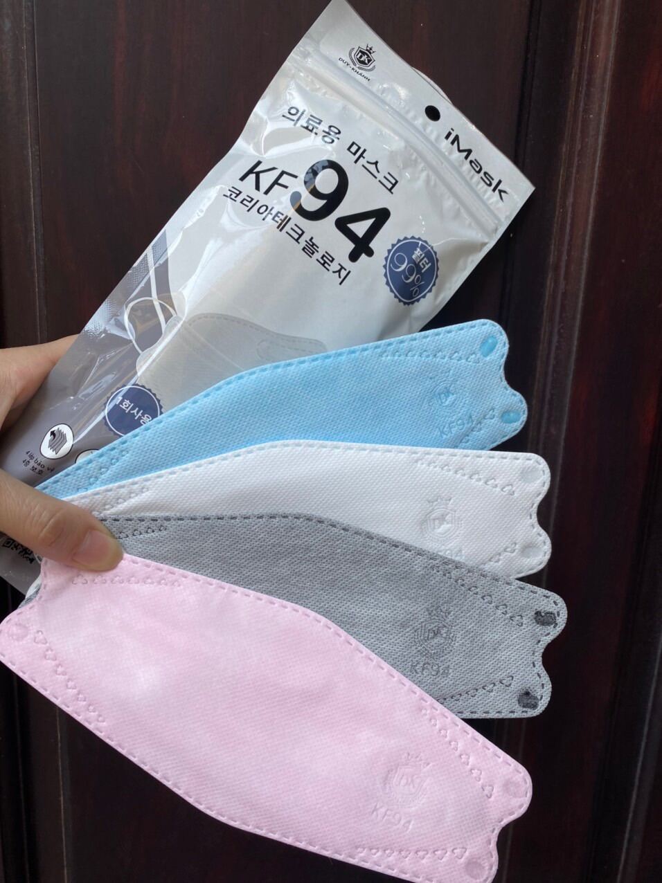 Thùng 300 chiếc khẩu trang KF94 Duy Khánh chống bụi mịn và kháng khuẩn theo công nghệ Hàn Quốc đầy đủ màu