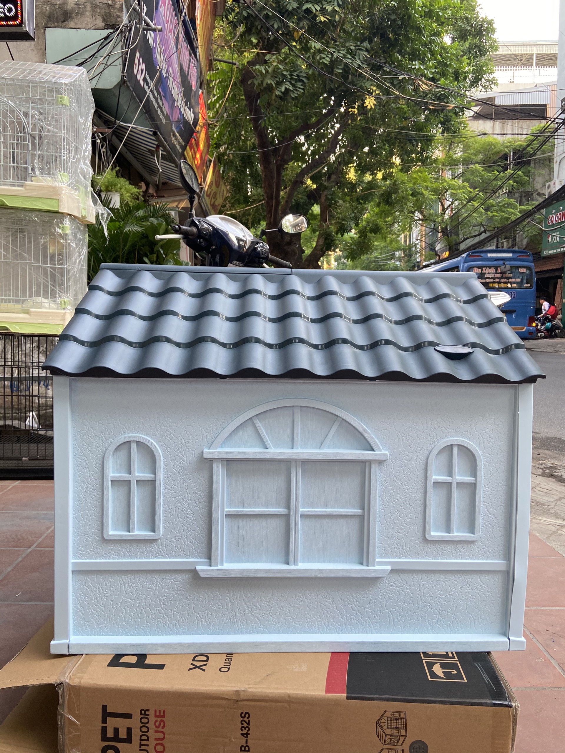 Nhà nhựa/ Chuồng nhựa kèm cửa cho chó XINDING Dog House 432 size nhỏ chất liệu nhựa cao cấp dùng ngoài trời cho thú cưng size  (nhỏ): 75.7 x 65 x 63 (cm) (giao màu ngẫu nhiên)