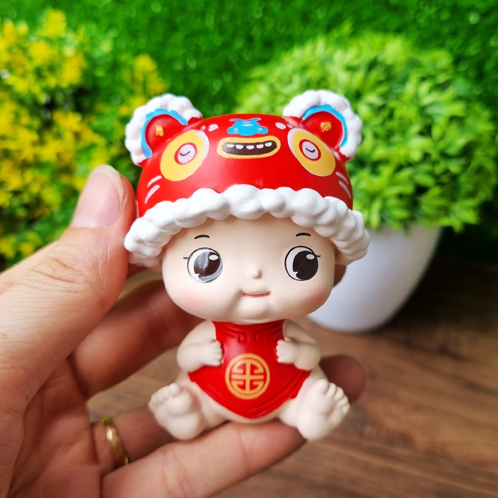 Tượng em bé đội nón đầu Lân lò xo dễ thương màu đỏ