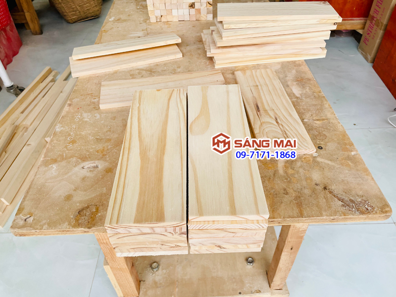 - Tấm gỗ thông mặt rộng 10cm x dày 1cm x dài 30cm + láng mịn 4 mặt
