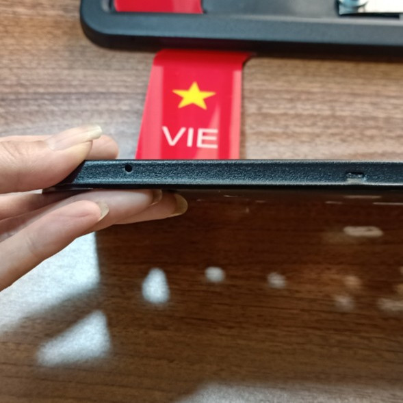 Combo 2 khung dài biển số ô tô có hình cờ đỏ sao vàng khung đế nhựa viền thép lắp đặt tại nhà đơn giản