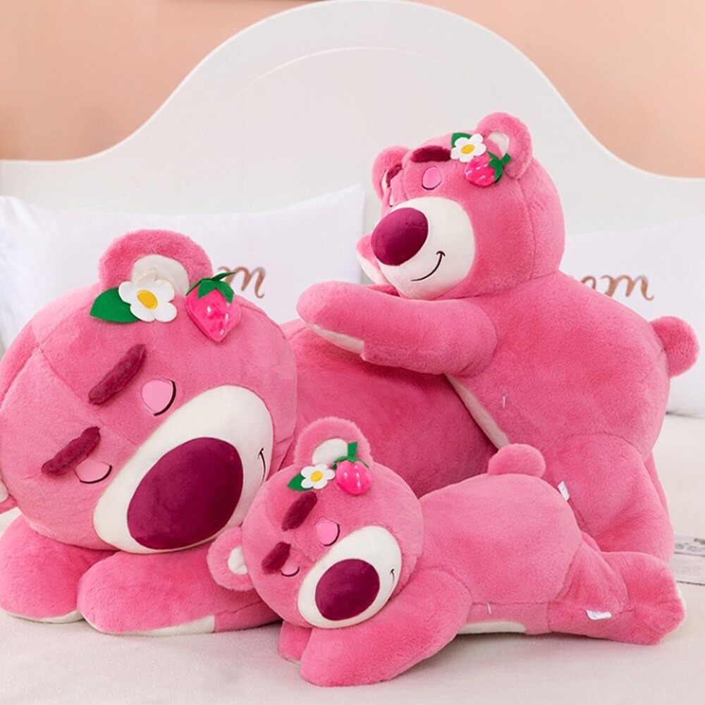 Gấu bông Lotso nằm siêu dễ thương – Size từ 40 đến 90 cm – Quà tặng thú nhồi bông tai dâu nằm – Gối ôm hugging bear cho bé ngủ ngon