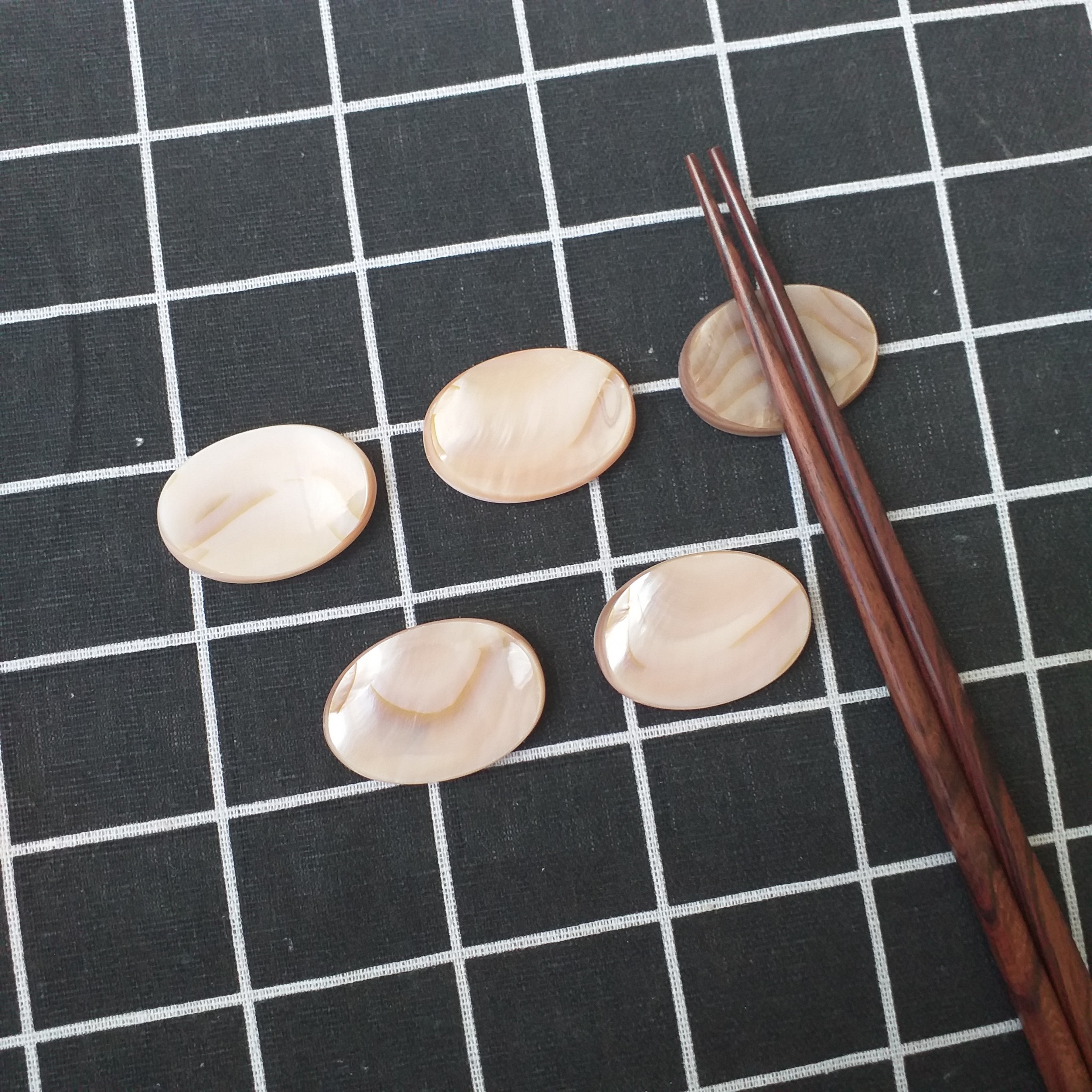 Gác đũa Xà Cừ Nâu Hồng hình Oval 3,5cm - Phụ kiện cao cấp giúp bàn ăn sang trọng